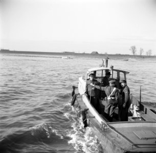 Nederlandse douanebeambten op hun boot varend bij de Nederlands-West- Duitse gre, Bestanddeelnr 254-1500