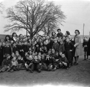 Nederlandse kinderen (bleekneusjes) en begeleiding in Coventry. Groepsportret , Bestanddeelnr 935-2754