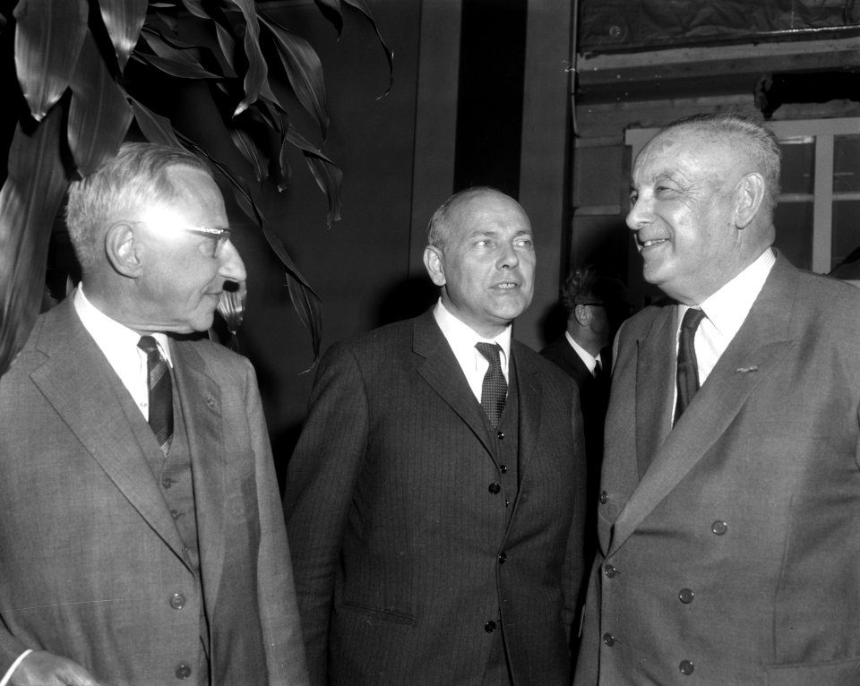 Nederlandse Economische Missie naar Japan vertrokken, v.l.n.r. prof. J. de Quay , Bestanddeelnr 917-8163