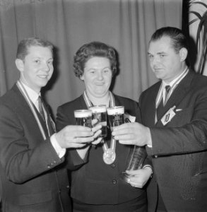 Nederlands Kampioenschap Biertappen op Horecava in de RAI de winnaars drinken gl, Bestanddeelnr 918-6434