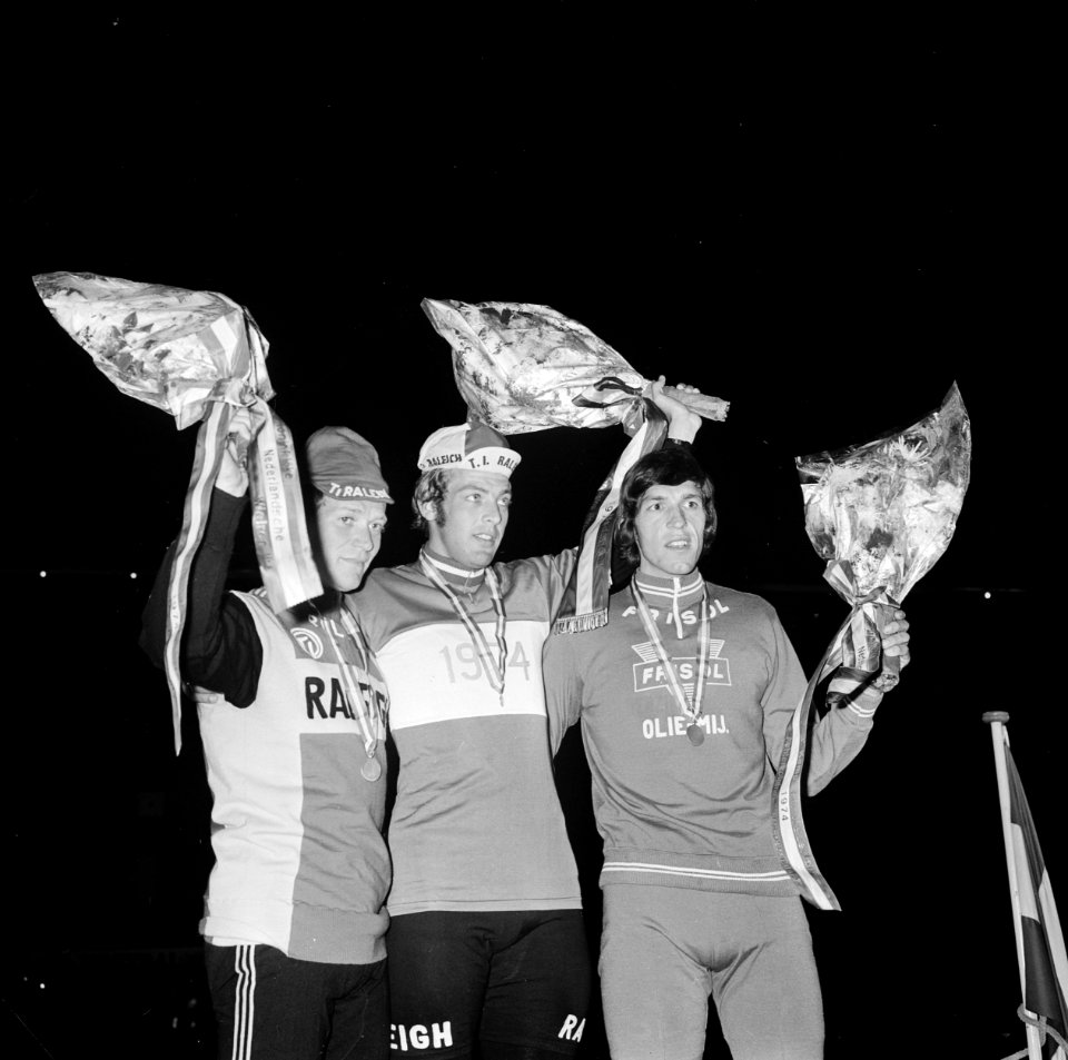 Nederlandse kampioenschappen Stayeren beroeps 1974 tijde huldiging achtervolgin, Bestanddeelnr 927-3498