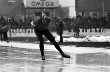 Nederlandse kampioenschappen schaatsen dames en heren te Deventer. Schenk in akt, Bestanddeelnr 923-1509