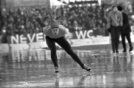 Nederlandse kampioenschappen schaatsen dames en heren te Deventer. Ans Schut in , Bestanddeelnr 923-1527