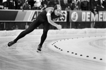 Nederlandse kampioenschappen schaatsen dames allround in Assen Piet Kleine in a, Bestanddeelnr 931-2501