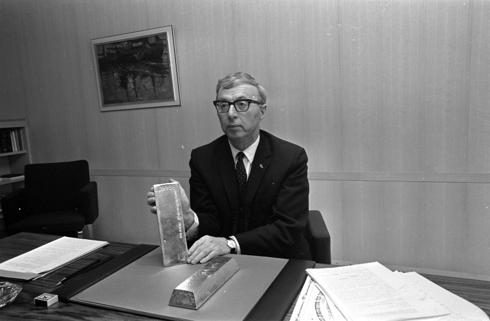 Nederlandse Bank, direkteur bank professor J. Zijlstra achter zijn bureau met tw, Bestanddeelnr 921-3216