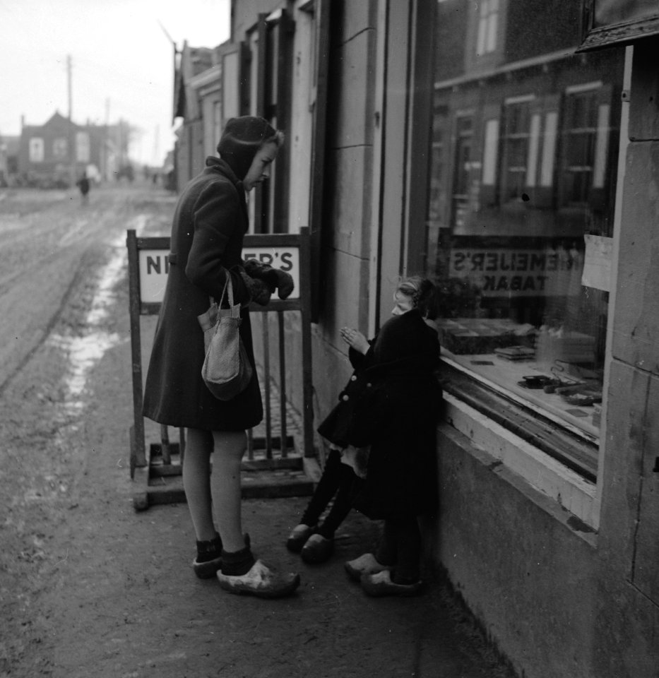 Ned. troepen bevrijden nederland, ze slapen in door duitse gebouwde bunkers Ko, Bestanddeelnr 934-9780
