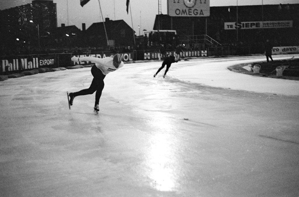 Nederlandse kampioenschappen schaatsen heren allround in Deventer. Ard Schenk (l, Bestanddeelnr 918-6068