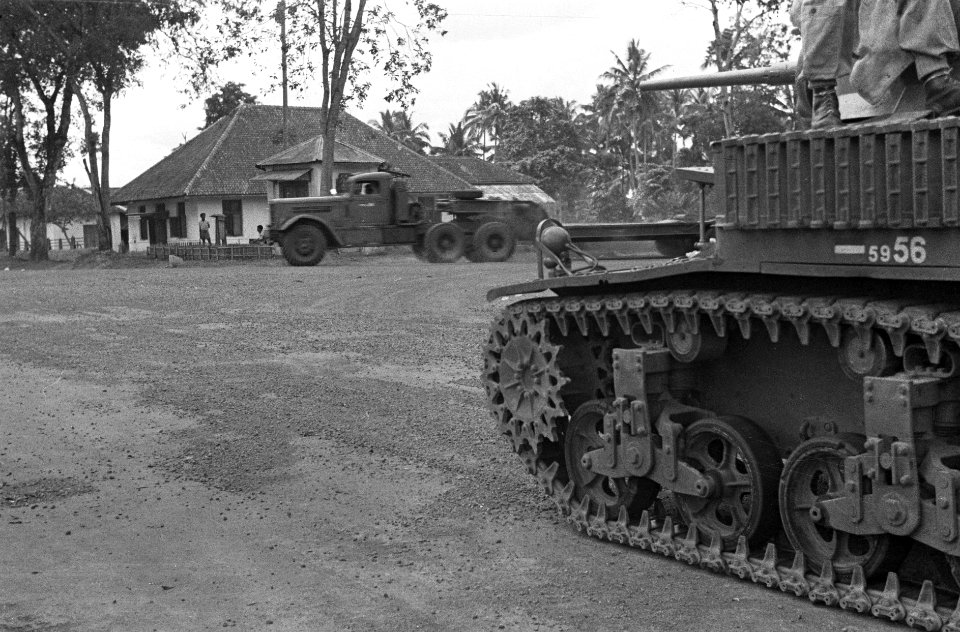 Nederlandse kolonne vertrekt op de voorgrond een tank, een truck met opleger , Bestanddeelnr 840