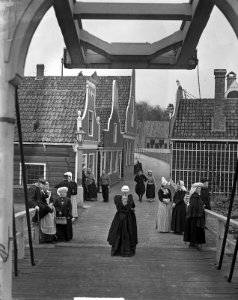 Nederlandse klederdrachten om Hare Koninklijke Hoogheid Prinses Wilhelmina, Bestanddeelnr 903-2771