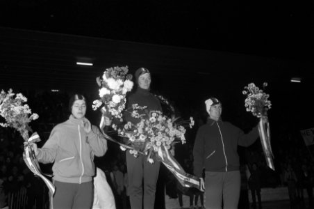 Ned. kampioenschappen schaatsen dames en heren te Deventer. Huldiging dames Elly, Bestanddeelnr 923-1501