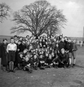 Nederlandse kinderen (bleekneusjes) en begeleiding in Coventry. Groepsportret , Bestanddeelnr 935-2748