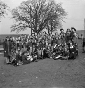 Nederlandse kinderen (bleekneusjes) en begeleiding in Coventry. Groepsportret , Bestanddeelnr 935-2752