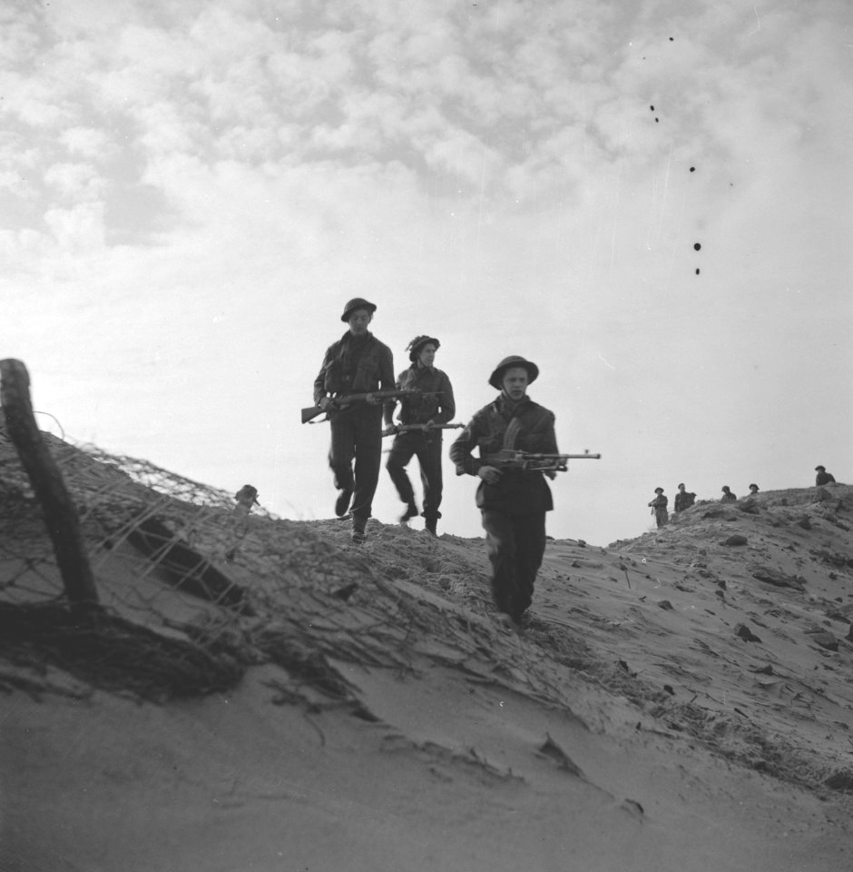 Ned. troepen bevrijden nederland, ze slapen in door duitse gebouwde bunkers Ko, Bestanddeelnr 934-9769