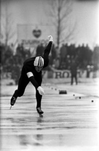 Nederlandse kampioenschappen schaatsen dames en heren te Deventer. Jan Bazen in , Bestanddeelnr 923-1494