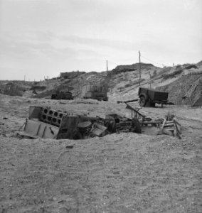 Ned. troepen bevrijden nederland, ze slapen in door duitse gebouwde bunkers Ko, Bestanddeelnr 934-9772