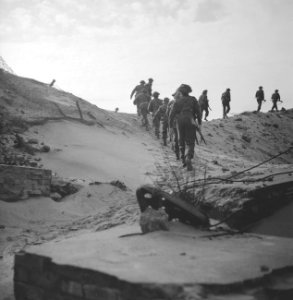 Ned. troepen bevrijden nederland, ze slapen in door duitse gebouwde bunkers Ko, Bestanddeelnr 934-9767