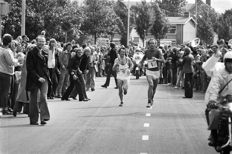 Nederlandse kampioenschappen marathon, Sneek tijdens de finish no. 1 winnaar Fj, Bestanddeelnr 929-7666