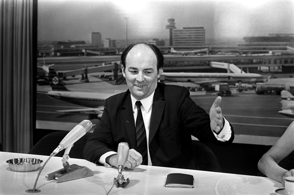 Nederlandse Kamerleden terug uit Praag op Schiphol Mr. Aantjes, Bestanddeelnr 922-5335