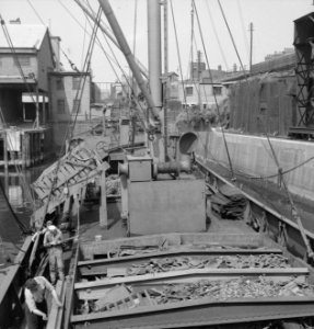 Nederlandse kustvaarder geladen met schroot klaar om uit te varen, Bestanddeelnr 935-2792
