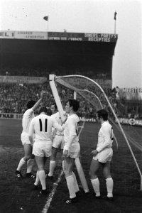 NEC-spelers constateren dat de doelpalen zijn doorgezaagd, Bestanddeelnr 924-4768
