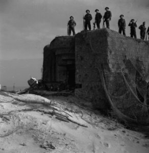 Ned. troepen bevrijden Nederland, ze slapen in door Duitsers gebouwde bunkers, KNPIB, Bestanddeelnr 934-9770