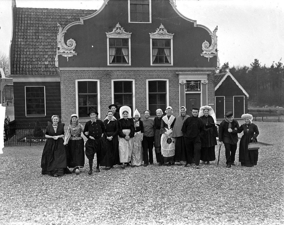 Nederlandse klederdrachten om Hare Koninklijke Hoogheid Prinses Wilhelmina, Bestanddeelnr 903-2768
