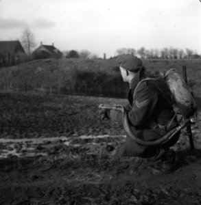 Ned. troepen bevrijden nederland, ze slapen in door duitse gebouwde bunkers Ko, Bestanddeelnr 934-9795