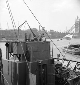Nederlandse kustvaarder in de Thames voor de Tower Bridge. Luchtafweertoren, Bestanddeelnr 935-2811