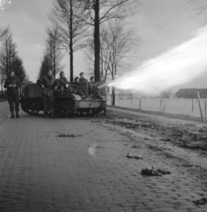 Ned. troepen bevrijden nederland, ze slapen in door duitse gebouwde bunkers Ko, Bestanddeelnr 934-9791