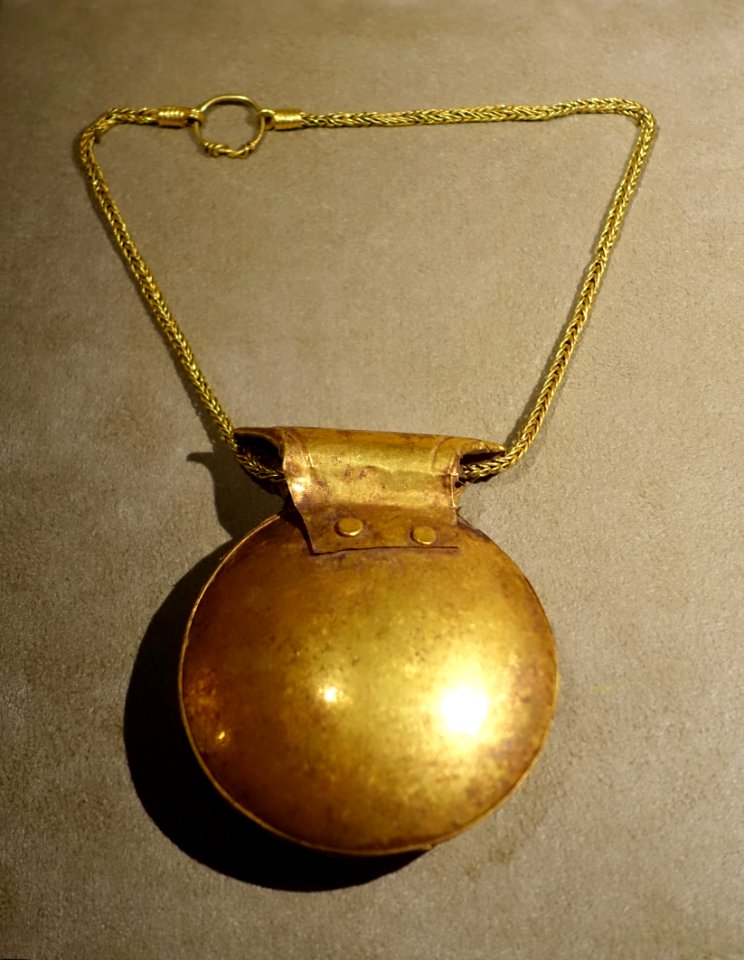 Necklace with lenticular bulla, Ostia, Augustan age, gold, inv. 13379 - Museo Gregoriano Etrusco - Vatican Museums - DSC01141
