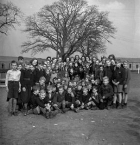 Nederlandse kinderen (bleekneusjes) en begeleiding in Coventry. Groepsportret , Bestanddeelnr 935-2753
