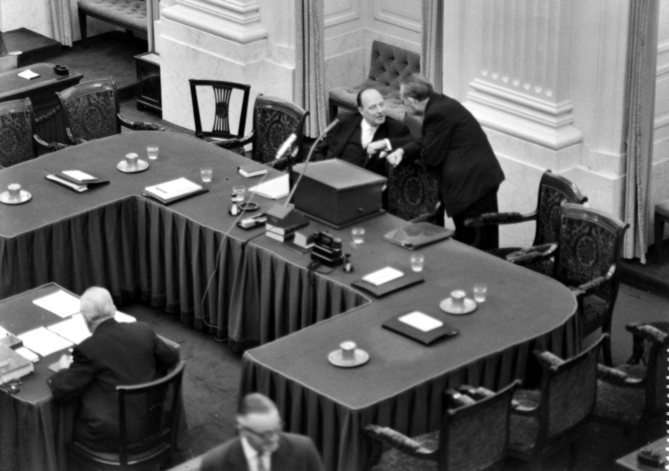 Nederlaag van de regering in de Tweede Kamer Dr Drees en minister Hofstra , min, Bestanddeelnr 910-0308