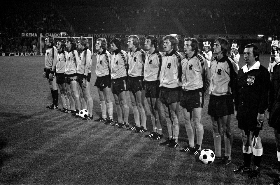 Nederland tegen Polen 1-1, nummer 13 trainers Fadrhonc en Van der Hart, Bestanddeelnr 926-7424