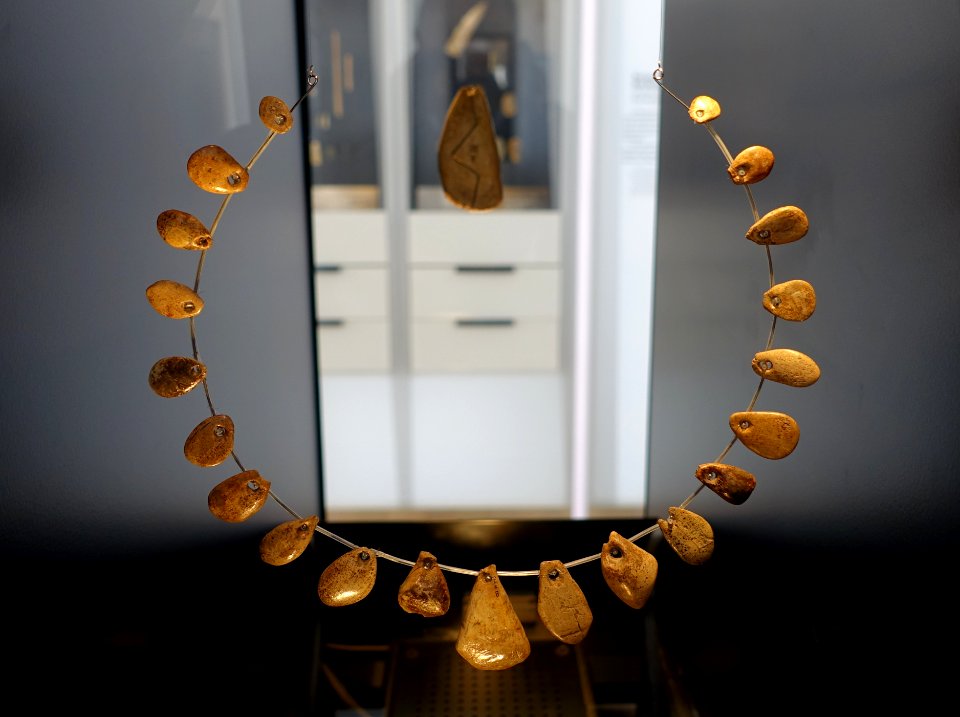 Necklace, Blaubeuren-Weiler, Alb-Donau-Kreis, Gravettien, c. 25,000 to 28,000 years ago, mammoth ivory - Landesmuseum Württemberg - Stuttgart, Germany - DSC02705