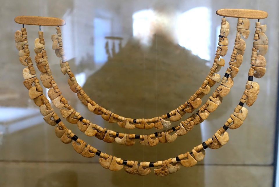 Necklace from a grave, Sachsenheim- Grosssachsenheim, Egartenhof, Kreis Ludwigsburg, 4100-3800 BC - Landesmuseum Württemberg - Stuttgart, Germany - DSC02729