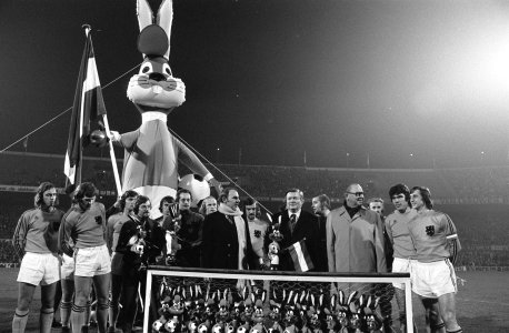 Nederland tegen Oostenrijk 1-1 elftal met het konijn, Bestanddeelnr 927-0872