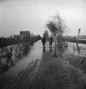Ned. troepen bevrijden nederland, ze slapen in door duitse gebouwde bunkers Ko, Bestanddeelnr 934-9777