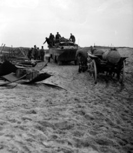 Ned. troepen bevrijden nederland, ze slapen in door duitse gebouwde bunkers Ko, Bestanddeelnr 934-9774