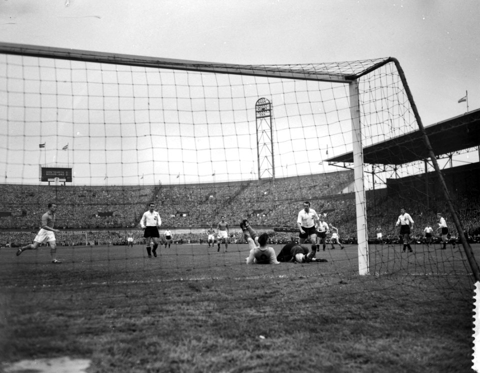 Nederland tegen Oostenrijk 1-1, spelmoment met van links naar rechts Lenstra, S, Bestanddeelnr 908-9801