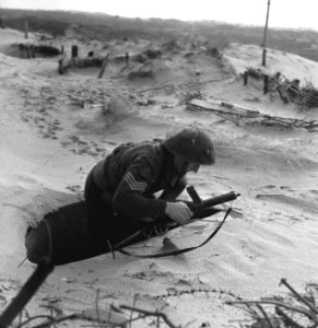 Ned. troepen bevrijden nederland, ze slapen in door duitse gebouwde bunkers Ko, Bestanddeelnr 934-9771