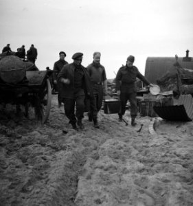 Ned. troepen bevrijden nederland, ze slapen in door duitse gebouwde bunkers Ko, Bestanddeelnr 934-9773