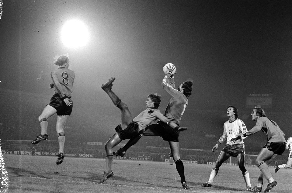 Nederland tegen Polen 3-0 Cruijff schiet in handen van Tamaszewsky, links Geels, Bestanddeelnr 928-2094