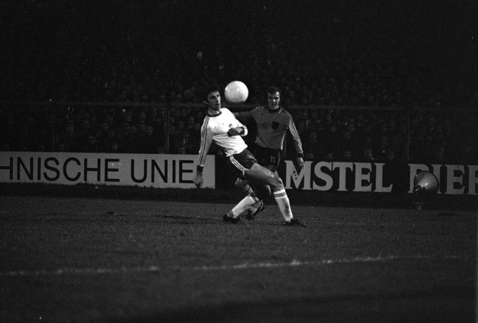 Nederland tegen Polen 3-0 12, 13 Cruijff krijgt gele kaart, Bestanddeelnr 928-2101