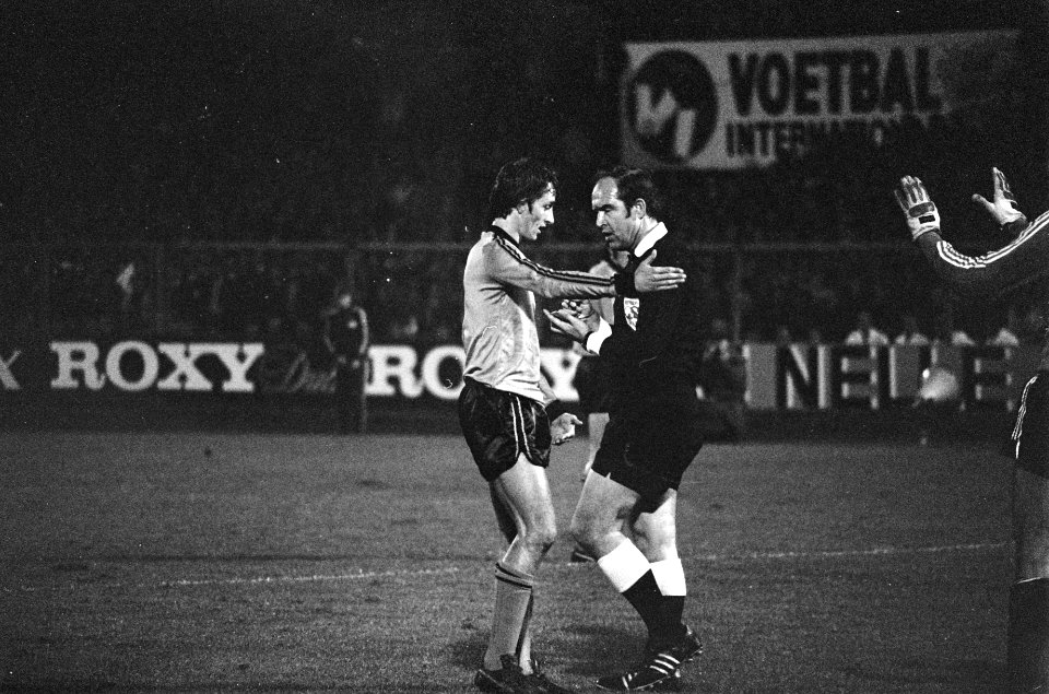 Nederland tegen Polen 3-0 Cruijff krijgt gele kaart van scheidsrechter Karoly …, Bestanddeelnr 928-2095