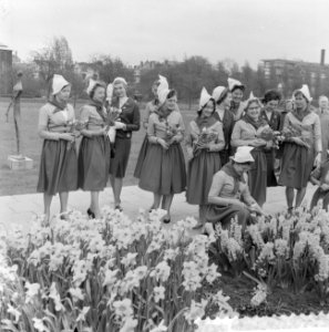 Nederlandse kaasmeisjes bezoeken Floriade, Bestanddeelnr 911-1706