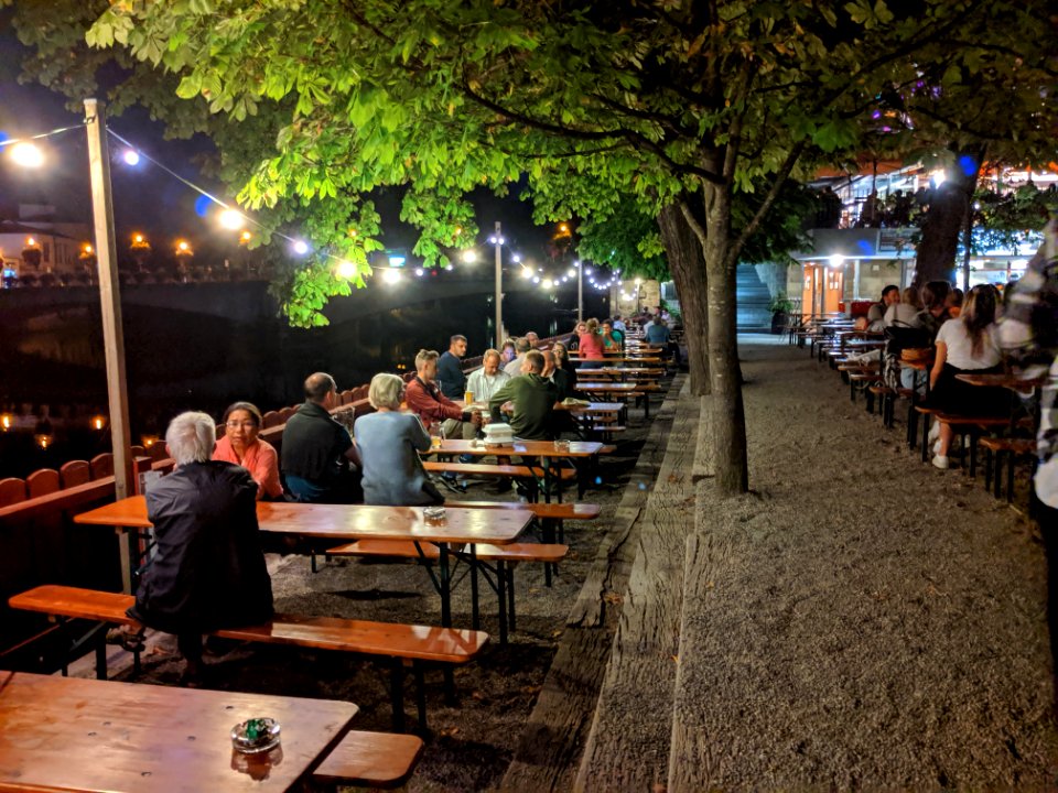Neckarmüller Biergarten bei Nacht im Sommer