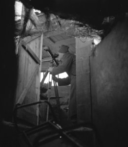 Ned. troepen bevrijden Nederland, ze slapen in door Duitsers gebouwde bunkers KNPIB, Bestanddeelnr 934-9776