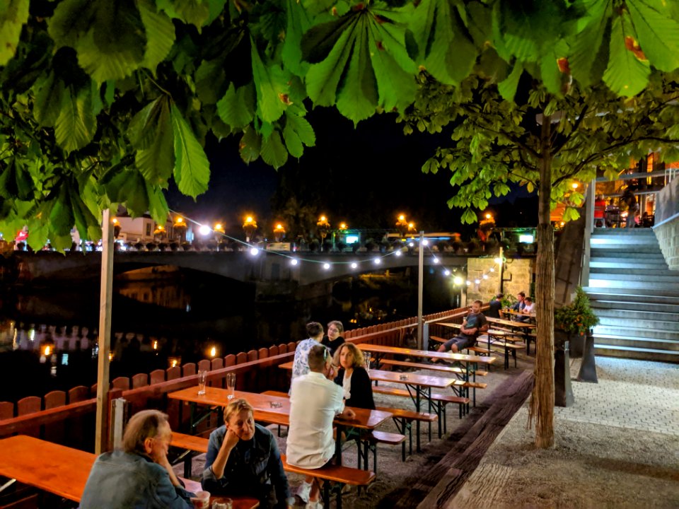 Neckarmüller Biergarten bei Nacht im Sommer 2