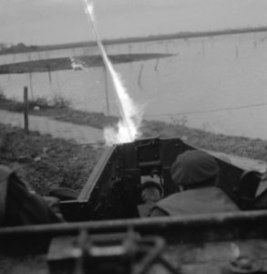 Ned. troepen bevrijden nederland, ze slapen in door duitse gebouwde bunkers Ko, Bestanddeelnr 934-9789