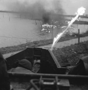 Ned. troepen bevrijden nederland, ze slapen in door duitse gebouwde bunkers Ko, Bestanddeelnr 934-9790